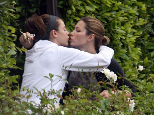Jessica Biel kisses her girlfriend
