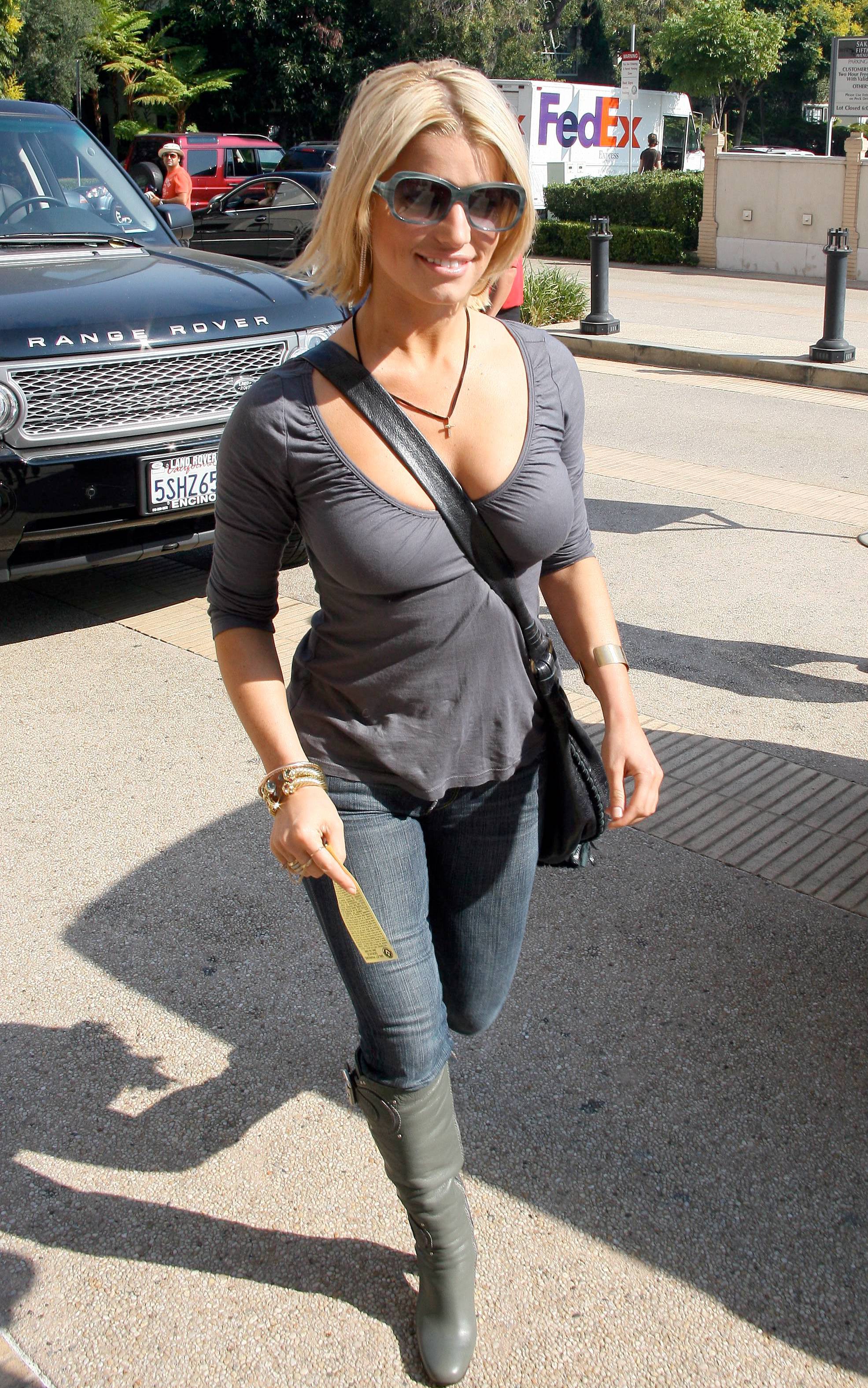 Jessica Simpson is busty