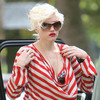 Gwen Stefani slips a bra
