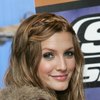 Ashlee Simpson promotes Skeckers shoes