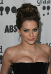 Brittany Murphy exposed her cleavage