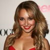 Hayden Panettiere exposed her cleavage in a red dress