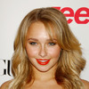 Hayden Panettiere exposed her cleavage in a red dress