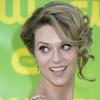 Hilarie Burton exposed her cleavage