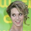 Hilarie Burton exposed her cleavage