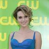 Hilarie Burton exposed her cleavage