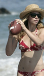 Jessica Biel exposed her cleavage in a bikini