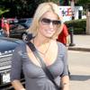 Jessica Simpson exposed her cleavage in a tight shirt