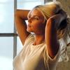 Jessica Simpson exposed her stretching in a shirt