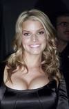 Jessica Simpson exposed her cleavage