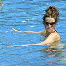 Kate Beckinsale exposed her body in a hot bikini
