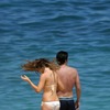 Kate Beckinsale exposed her tight white bikini