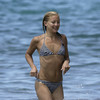 Kate Hudson exposed her striped bikini