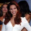 Kelly Brook exposed her cleavage and bra peek