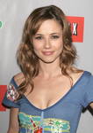 Linda Cardellini exposed her cleavage in a shirt