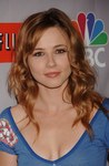 Linda Cardellini exposed her cleavage in a shirt