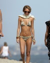 Nicole Richie exposed her string bikini