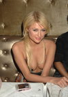 Paris Hilton exposed her butt