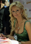 Paris Hilton exposed her cleavage in a green dress