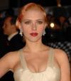 Scarlett Johansson exposed her busting out cleavage