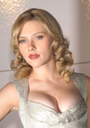 Scarlett Johansson exposed her cleavage