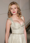 Scarlett Johansson exposed her cleavage