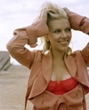 Scarlett Johansson exposed her red bra