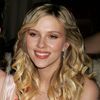 Scarlett Johansson exposed her cleavage